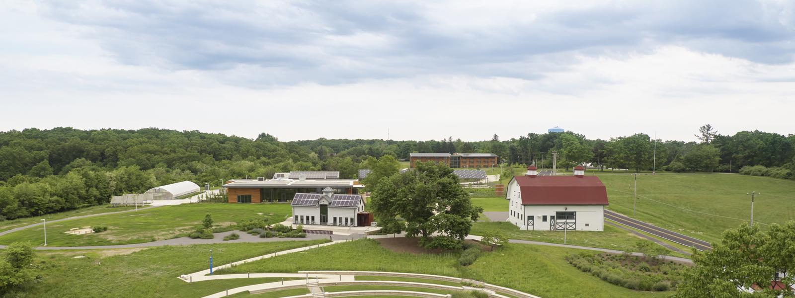 波胆网站伊甸堂农场校园的航拍照片，展示了奶牛场, Eden Hall Commons, walking paths and fields. 