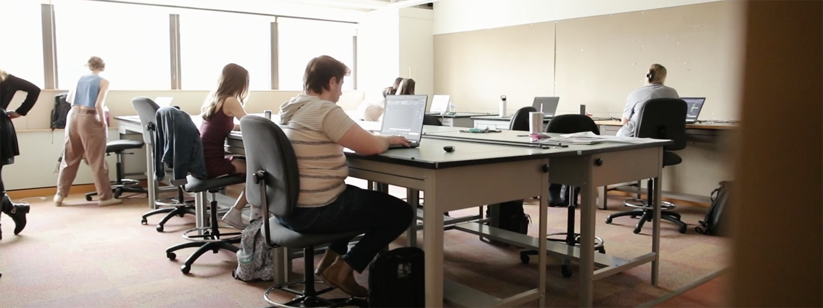 Photo of an interior architecture 工作室 classroom with students working