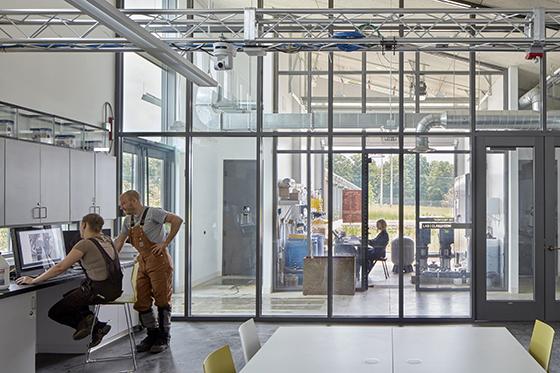 Photo of Chatham University faculty and students wearing waders, working in the aqua文化 lab on the 伊甸堂校园. 