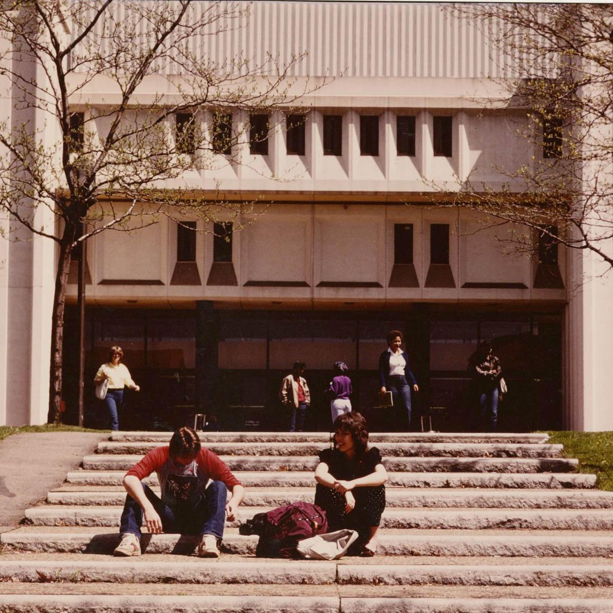 来自波胆网站档案的学生照片，大约在20世纪70年代坐在JKM图书馆的台阶上